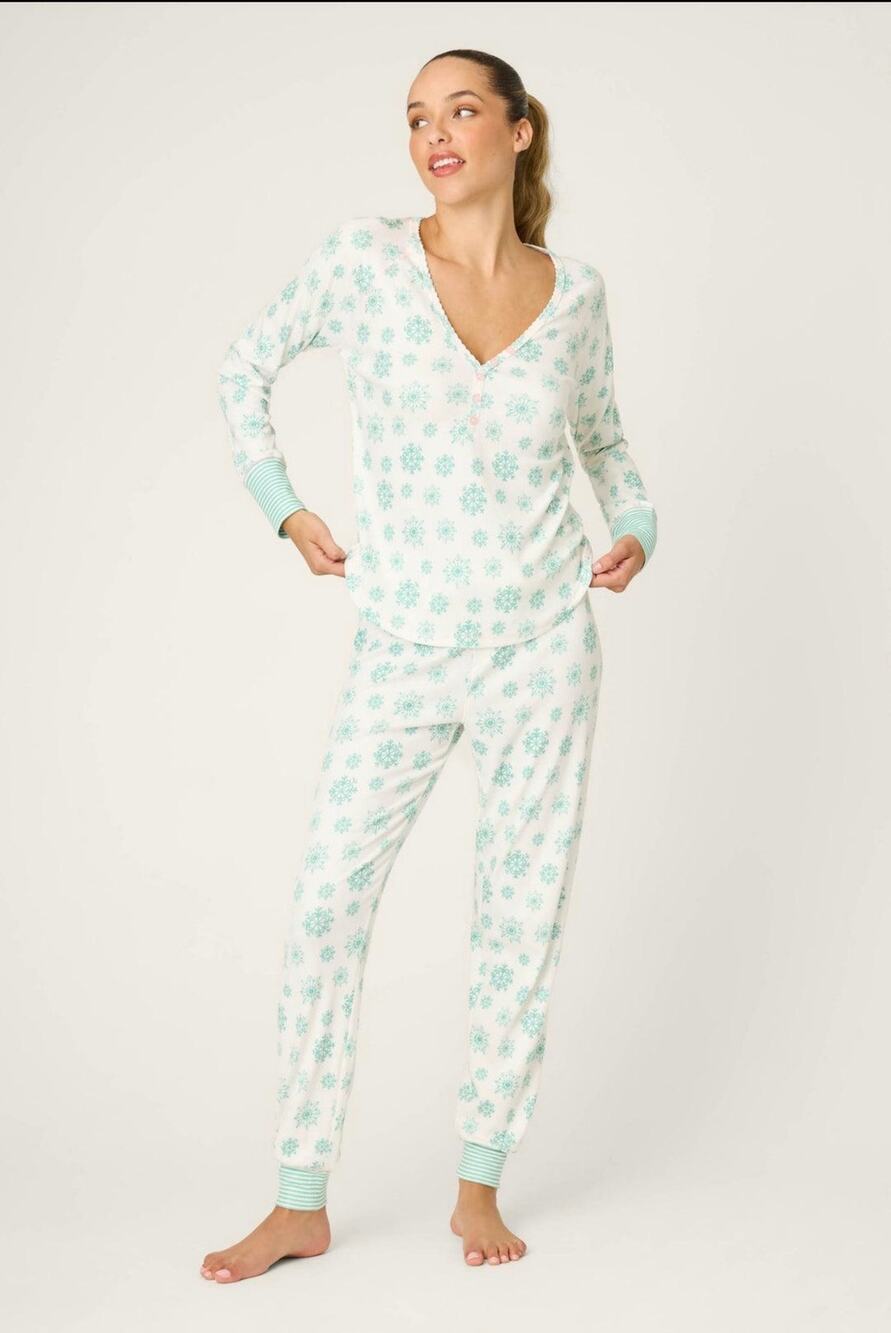 P.J. Salvage Women’s Snowflake Thermal Pajama Set Size Large – NWT